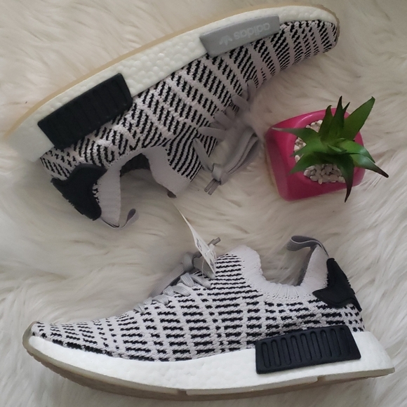 adidas OriginalsNMD_R1 Primeknit Gray Sneakers